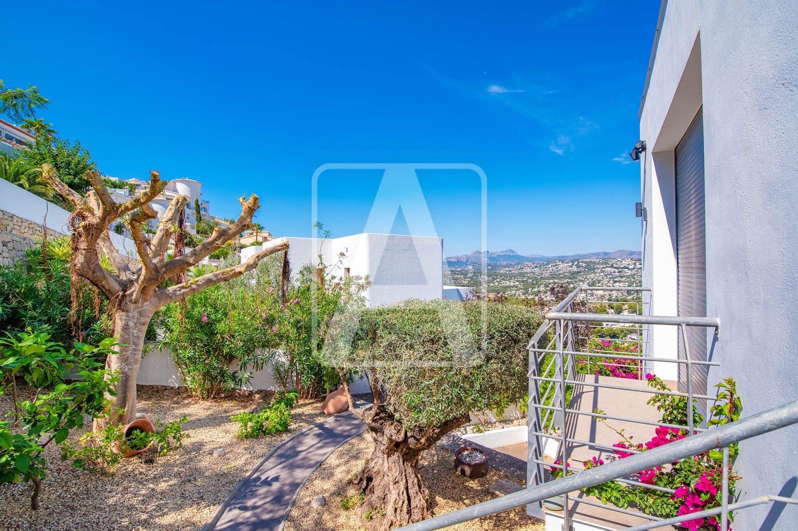 5 bedroom Villa for sale in Moraira with pool garage - € 1,495,000 (Ref: 9713366)