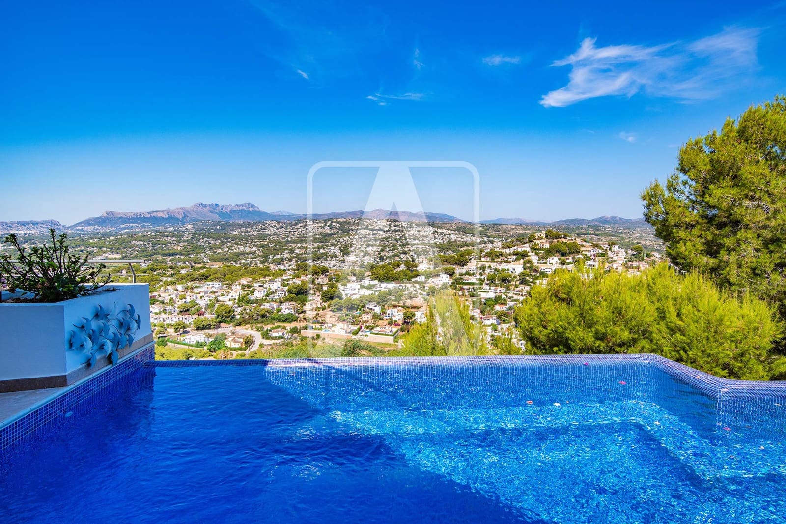 5 bedroom Villa for sale in Moraira with pool garage - € 1,495,000 (Ref: 9713366)