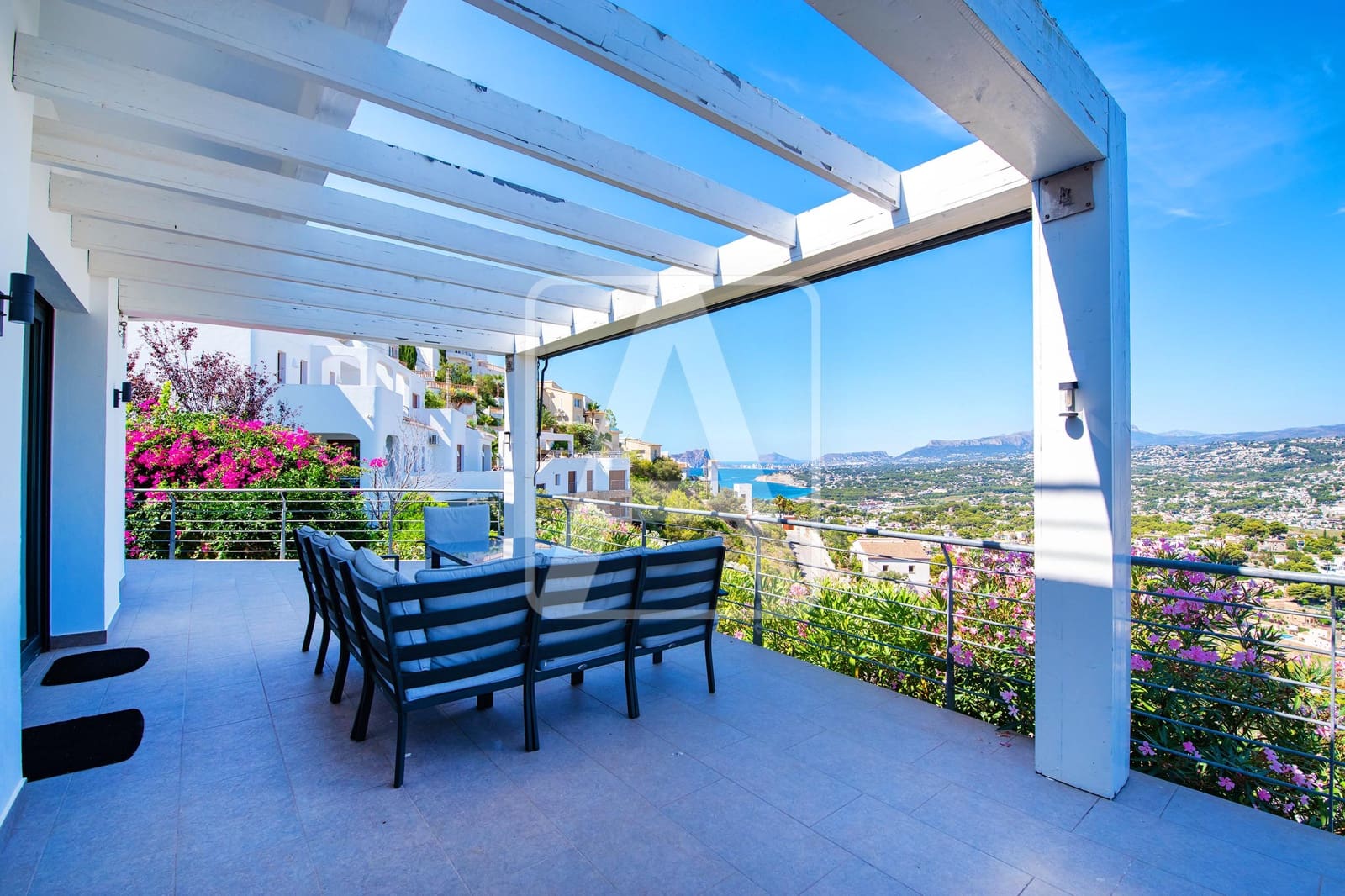 5 bedroom Villa for sale in Moraira with pool garage - € 1,495,000 (Ref: 9713366)