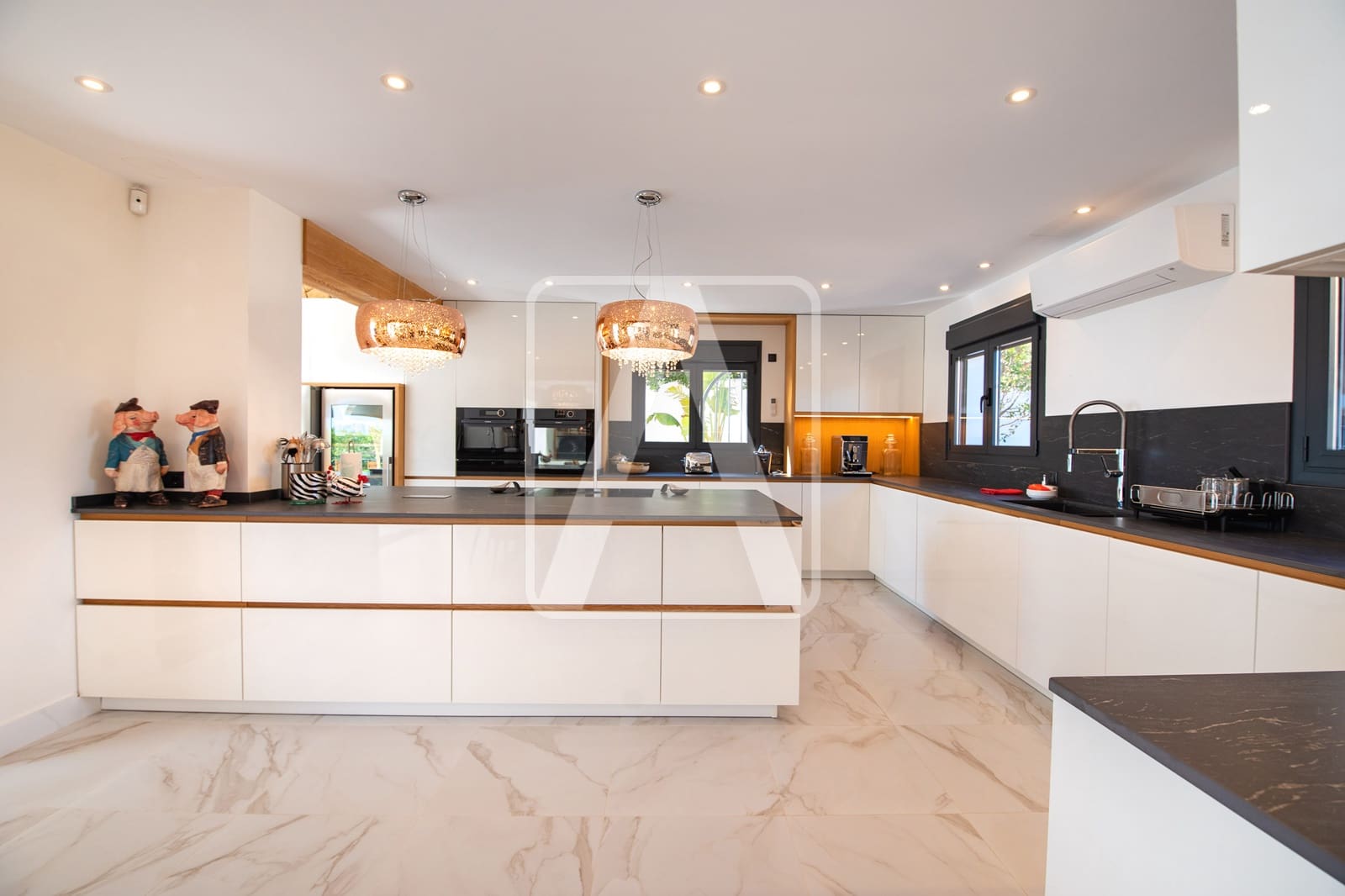 4 bedroom Villa for sale in Benissa with pool garage - € 2,490,000 (Ref: 9835037)