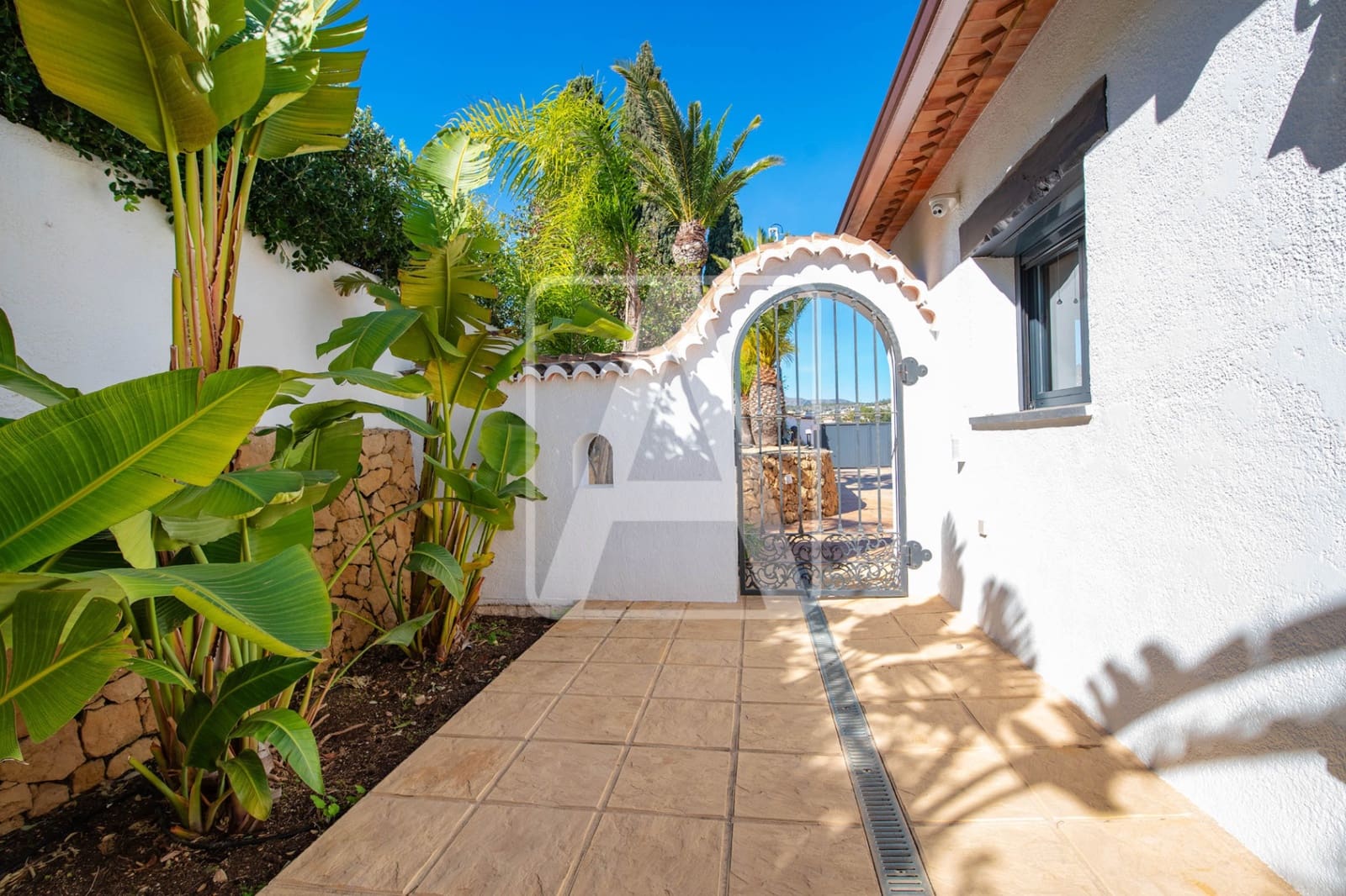 4 bedroom Villa for sale in Benissa with pool garage - € 2,490,000 (Ref: 9835037)