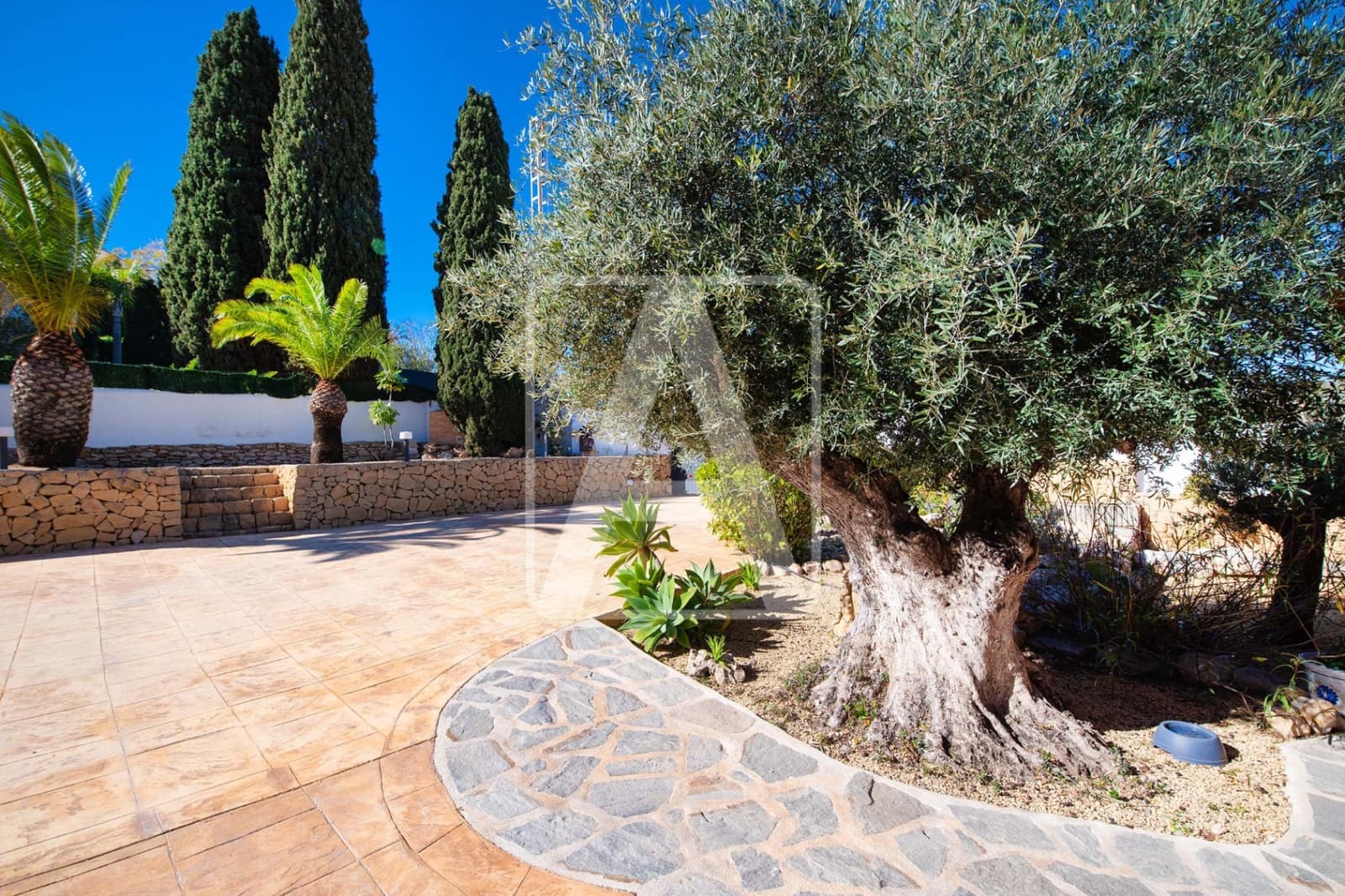 4 bedroom Villa for sale in Benissa with pool garage - € 2,490,000 (Ref: 9835037)