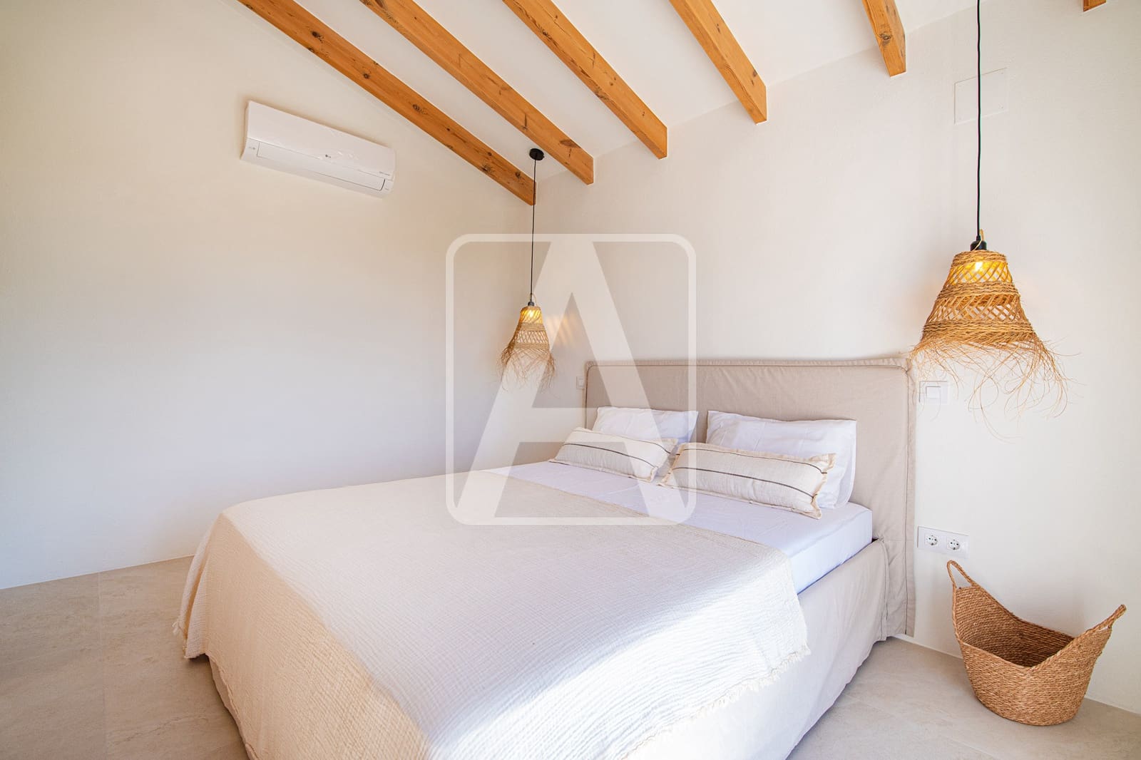 5 bedroom Villa for sale in Moraira with pool garage - € 1,389,000 (Ref: 9848886)
