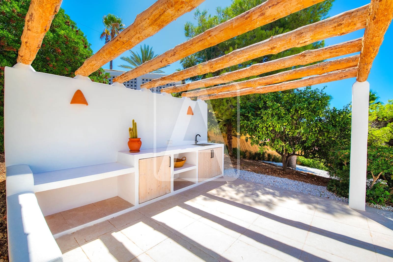 5 bedroom Villa for sale in Moraira with pool garage - € 1,389,000 (Ref: 9848886)