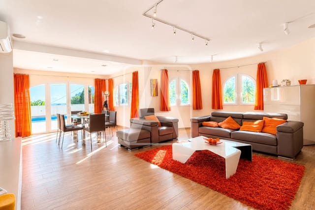 4 soverom Villa til salgs i Calpe / Calp med svømmebasseng garasje - € 745 000 (Ref: 9953606)