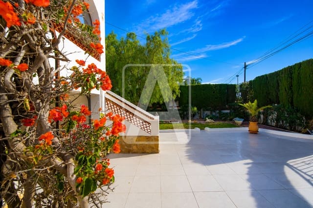 4 soveværelse Villa til salg i Moraira, Teulada-Moraira med swimmingpool garage - € 675.000 (Ref: 9994580)