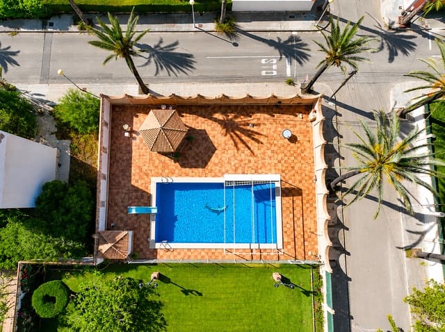 Chalet de 8 habitaciones en Cabo Roig, Orihuela en venta con piscina garaje - 1.490.000 € (Ref: 10004302)