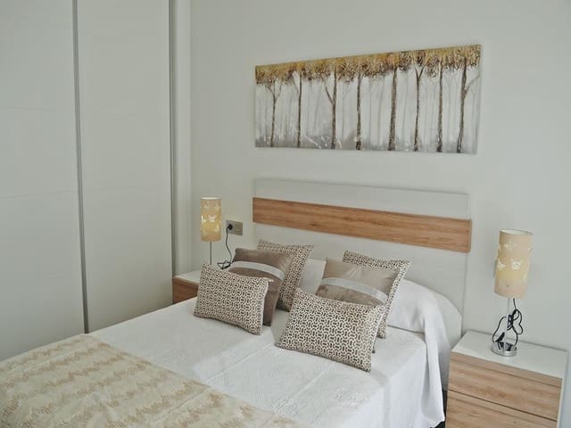 Chalet de 3 habitaciones en Los Alcázares en venta con piscina - 395.000 € (Ref: 7430069)