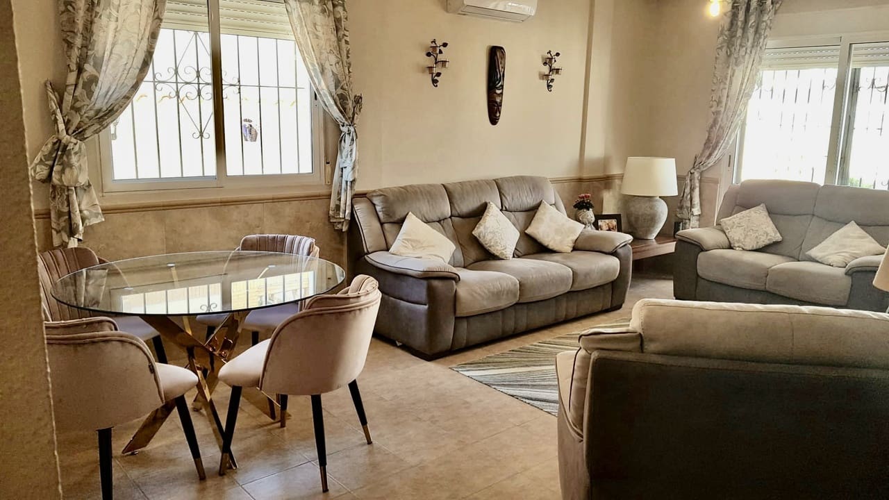 4 soveværelse Villa til salg i Estrella de Mar med swimmingpool - € 450.000 (Ref: 7834179)