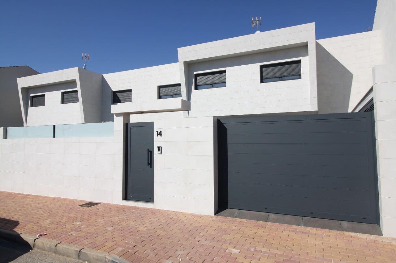 4 soveværelse Villa til salg i San Pedro del Pinatar med swimmingpool - € 480.000 (Ref: 8252467)