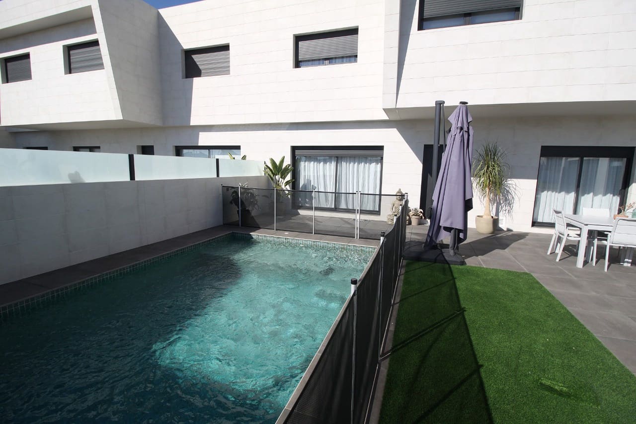 4 soveværelse Villa til salg i San Pedro del Pinatar med swimmingpool - € 480.000 (Ref: 8252467)