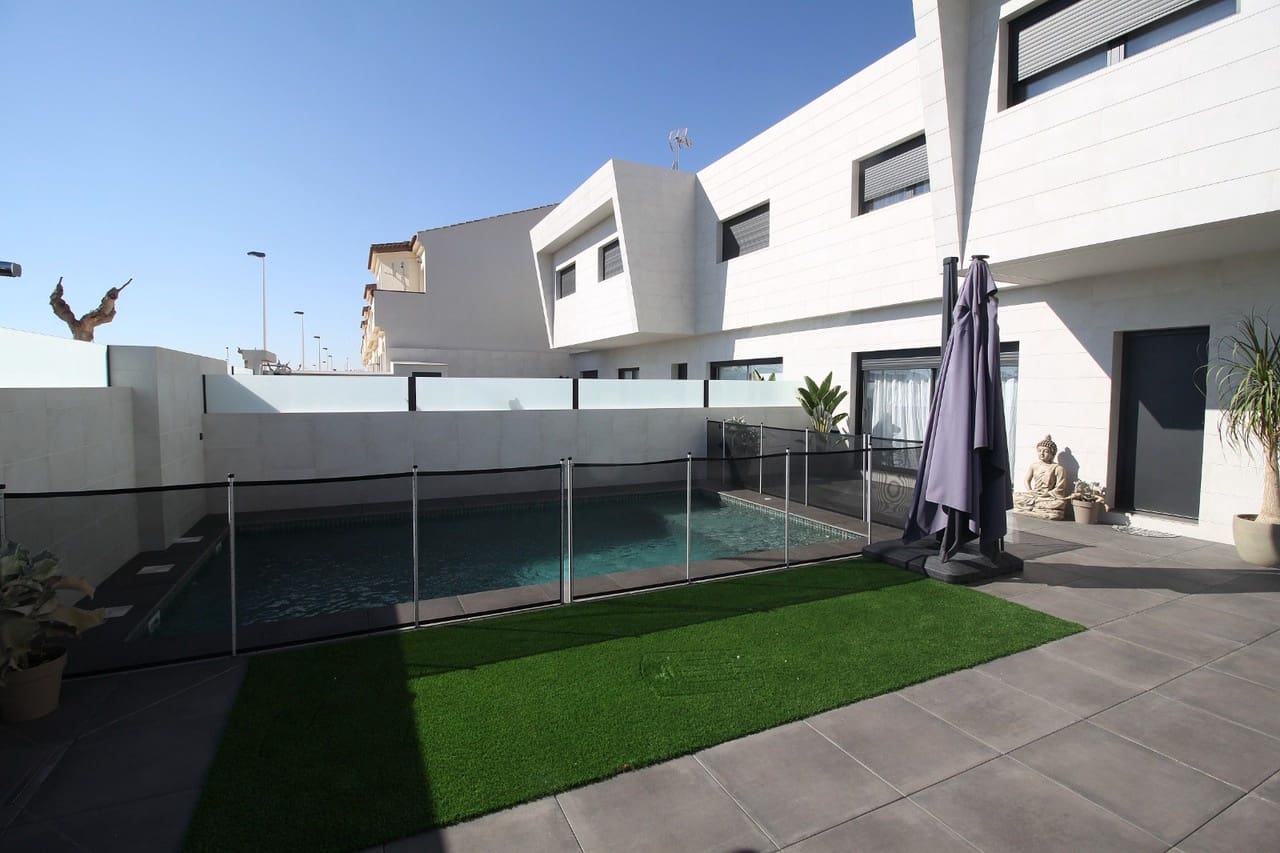 4 soveværelse Villa til salg i San Pedro del Pinatar med swimmingpool - € 480.000 (Ref: 8252467)
