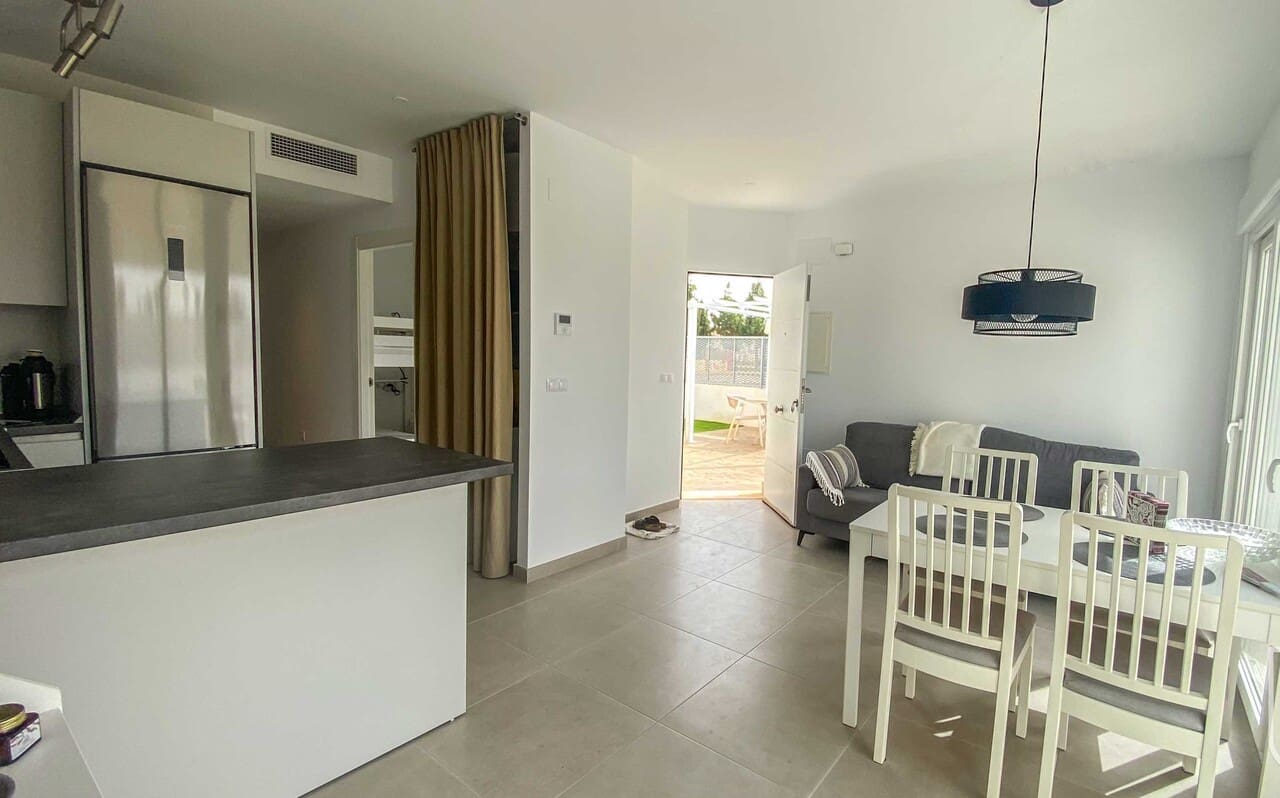 2 soveværelse Semi-Rækkehus til salg i Los Alcazares med swimmingpool - € 245.000 (Ref: 8252469)