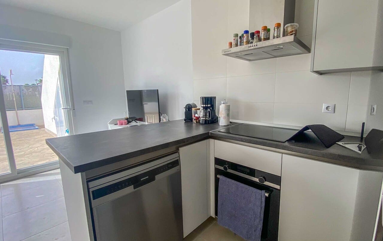 2 soveværelse Semi-Rækkehus til salg i Los Alcazares med swimmingpool - € 245.000 (Ref: 8252469)