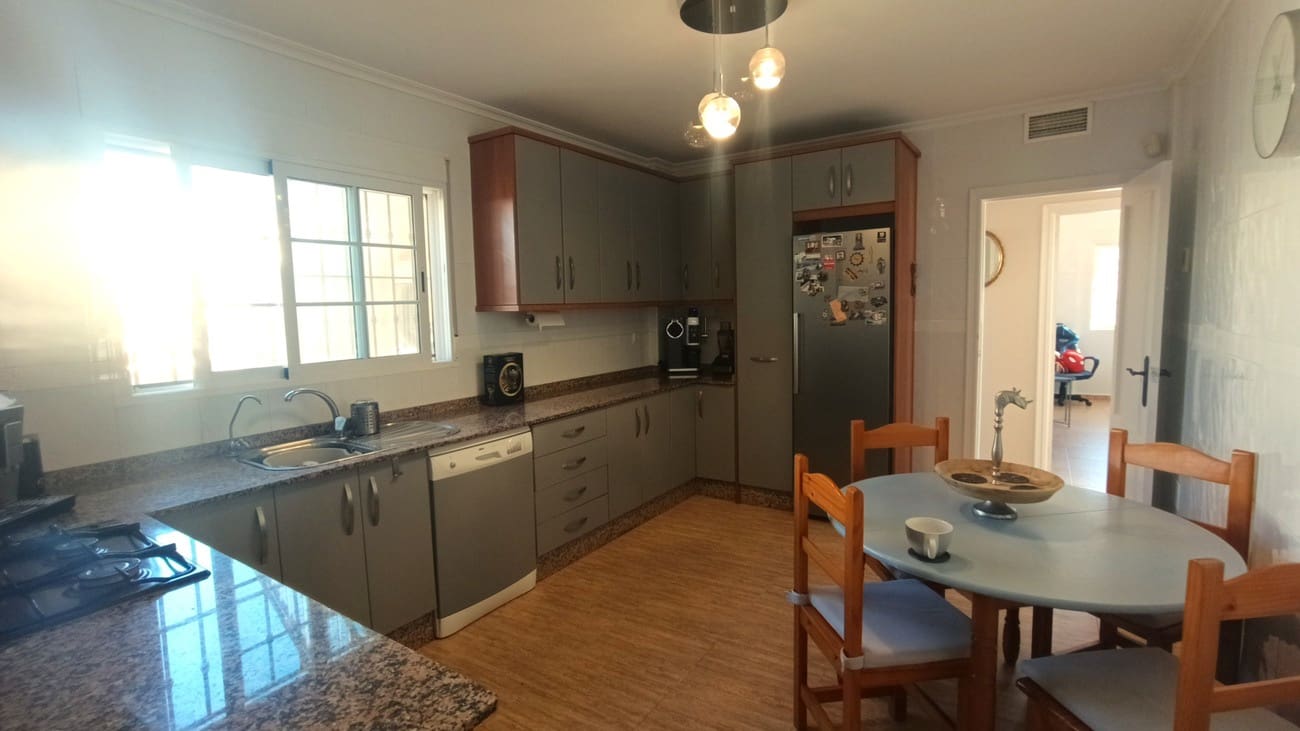 Chalet de 4 habitaciones en Avileses en venta con piscina - 340.000 € (Ref: 9641036)