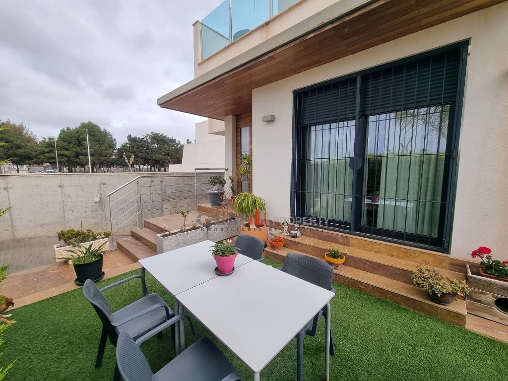 3 soveværelse Lejlighed til salg i Los Alcazares - € 699.950 (Ref: 9653015)