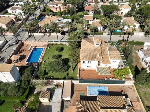 Chalet de 8 habitaciones en Cabo Roig, Orihuela en venta con piscina - 1.490.000 € (Ref: 9715616)