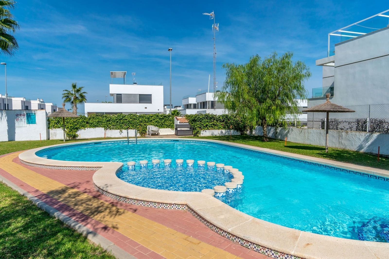 2 bedroom Semi-detached Villa for sale in Villamartin with pool - € 284,000 (Ref: 9866062)