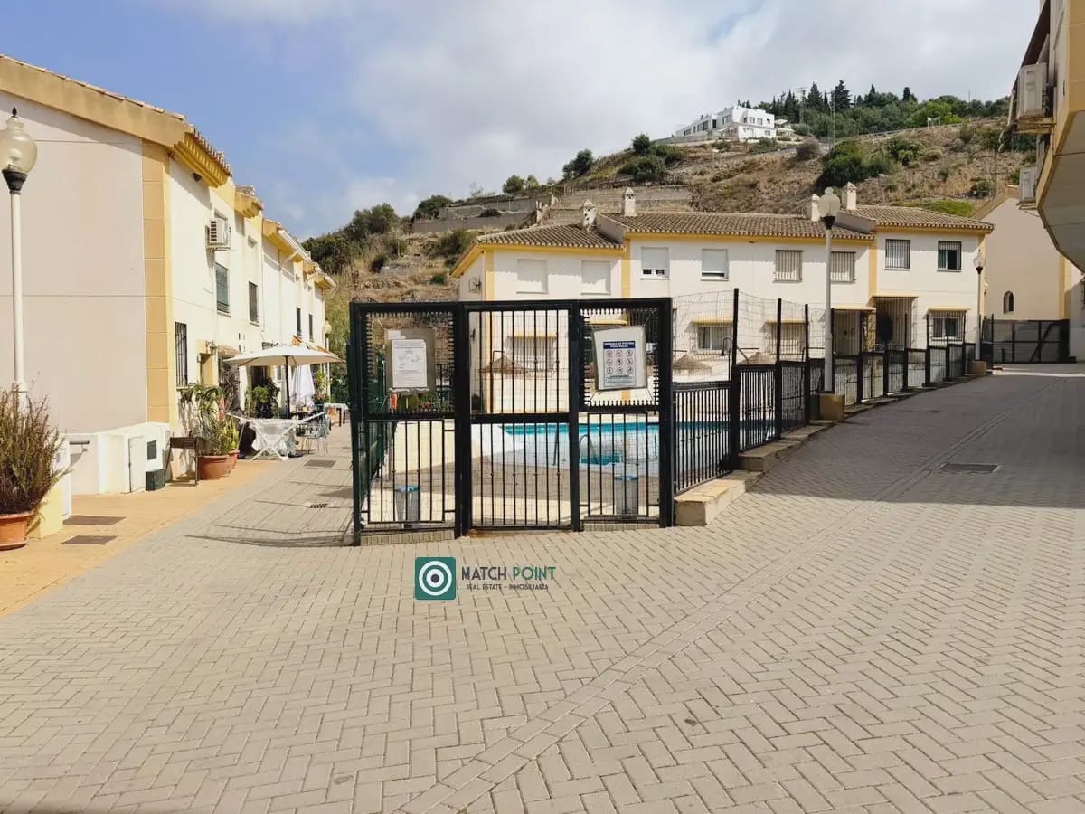 3 Zimmer Reihenhaus zu vermieten in Almunecar mit Pool Garage - 1.000 € (Ref: 10049667)
