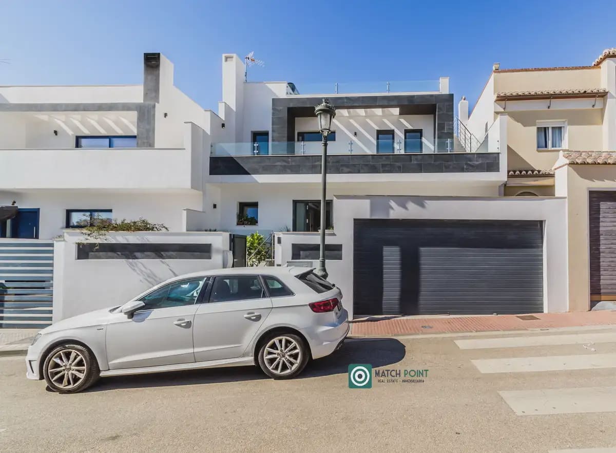 4 soveværelse Villa til salg i Nerja med swimmingpool garage - € 649.000 (Ref: 10133817)