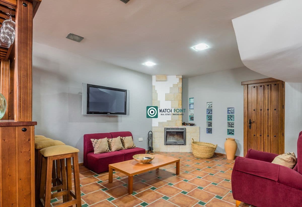 3 bedroom Semi-detached Villa for rent in Almunecar with pool garage - € 1,700 (Ref: 7527335)