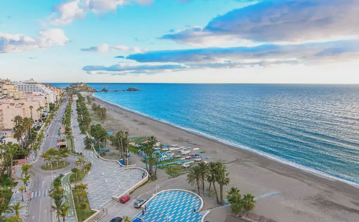 2 bedroom Flat for rent in Almunecar with pool garage - € 1,200 (Ref: 8240594)