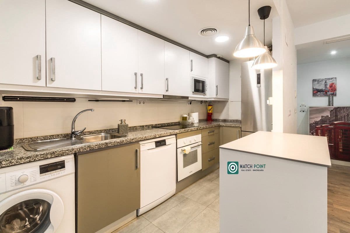 2 soverom Leilighet til leie i Almunecar med svømmebasseng garasje - € 950 (Ref: 9148112)