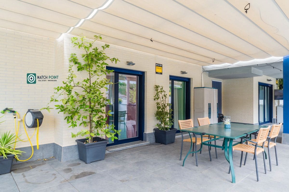 2 soverom Leilighet til leie i Almunecar med svømmebasseng garasje - € 950 (Ref: 9148112)