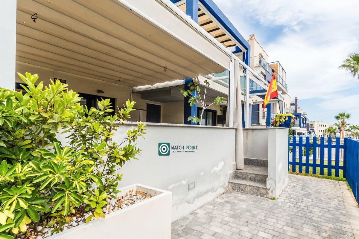2 soverom Leilighet til leie i Almunecar med svømmebasseng garasje - € 950 (Ref: 9148112)
