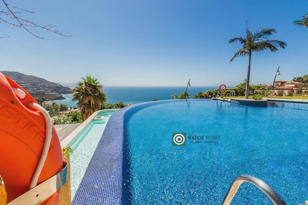 Apartamento de 2 habitaciones en Almuñécar en alquiler con piscina garaje - 700 € (Ref: 9827669)