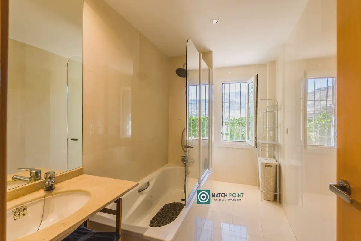 Apartamento de 2 habitaciones en Almuñécar en alquiler con piscina garaje - 700 € (Ref: 9827669)