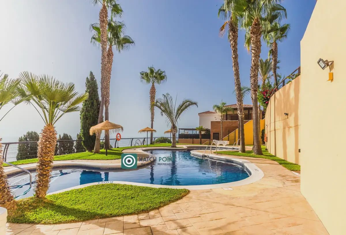 Apartamento de 2 habitaciones en Almuñécar en alquiler con piscina garaje - 700 € (Ref: 9827669)
