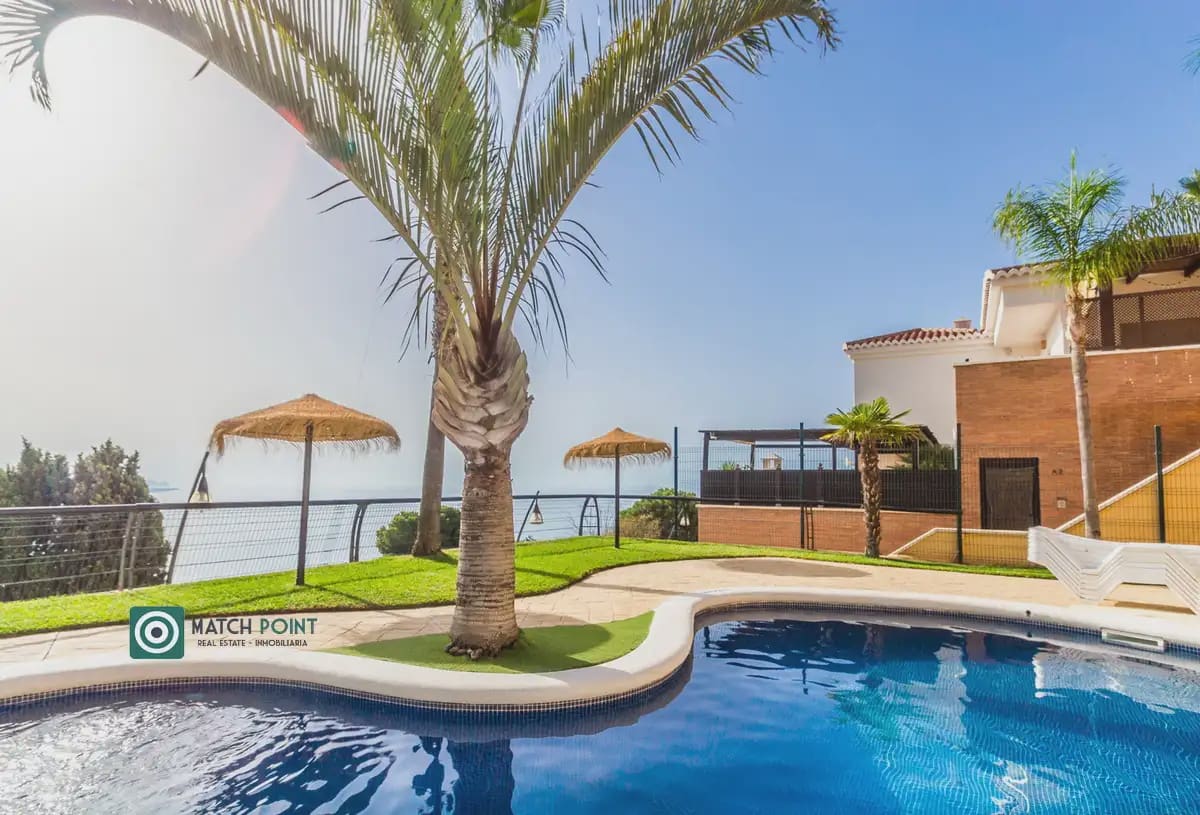 Apartamento de 2 habitaciones en Almuñécar en alquiler con piscina garaje - 700 € (Ref: 9827669)