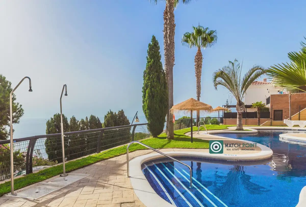 Apartamento de 2 habitaciones en Almuñécar en alquiler con piscina garaje - 700 € (Ref: 9827669)