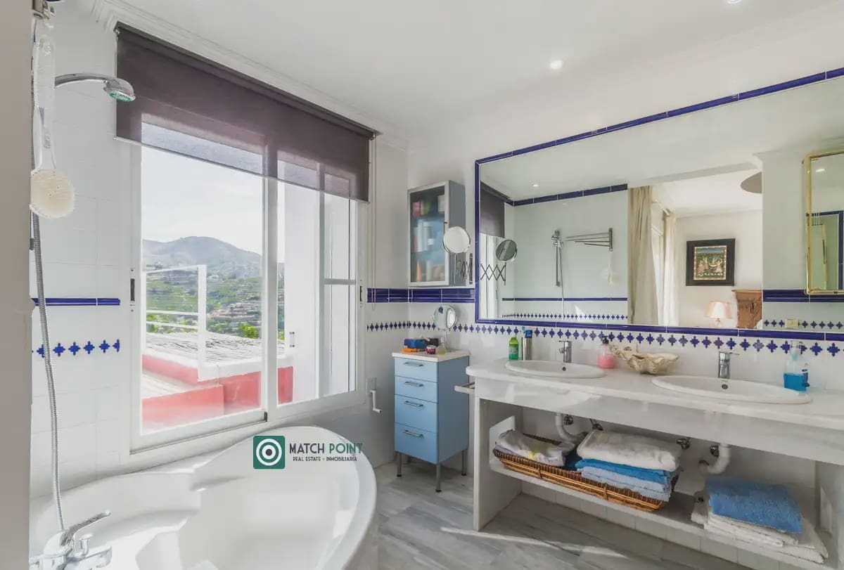 4 bedroom Villa for sale in Almunecar - € 1,350,000 (Ref: 9936844)