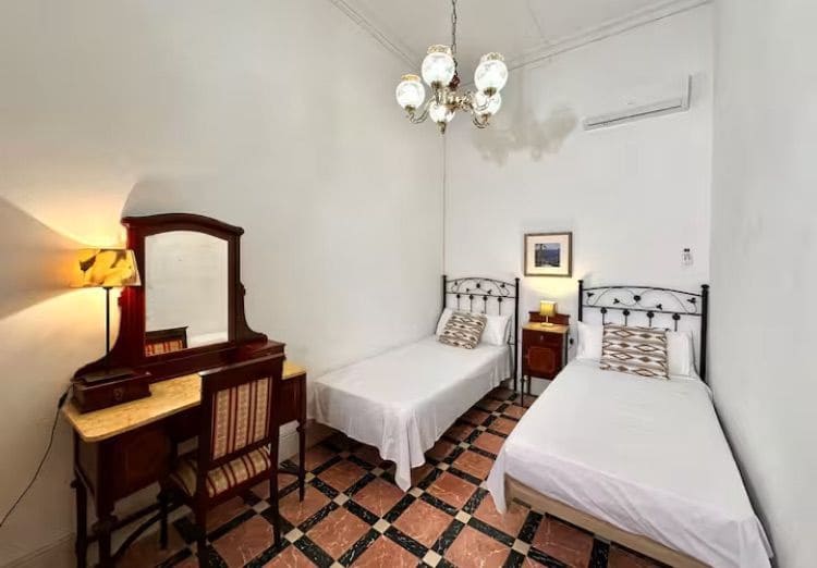 5 soveværelse Villa til leje i Palma de Mallorca med swimmingpool garage - € 4.000 (Ref: 9679554)