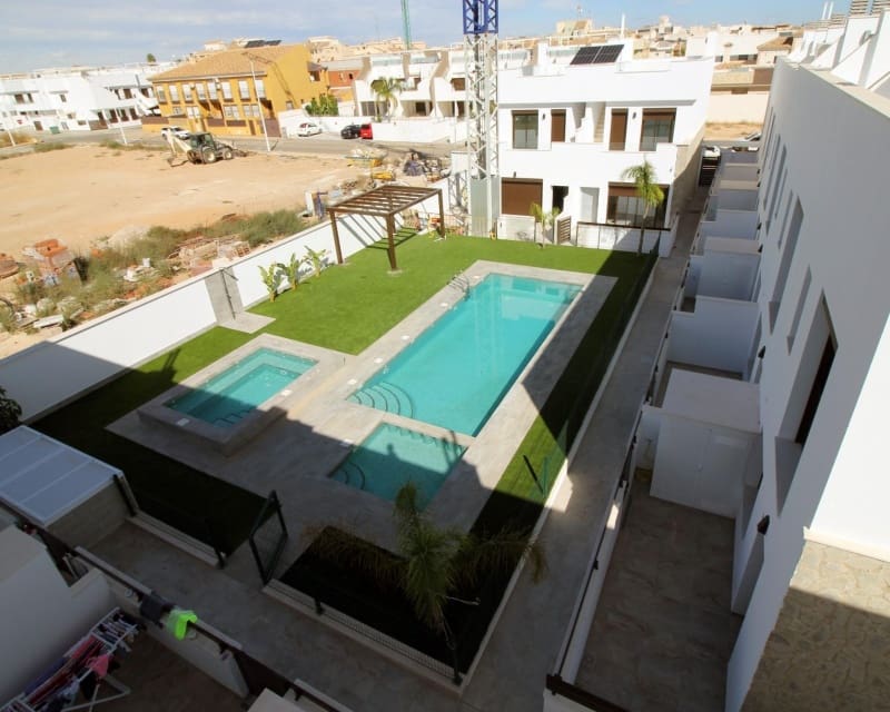 Chalet de 4 habitaciones en Pilar de la Horadada en venta con piscina garaje - 394.900 € (Ref: 10167068)