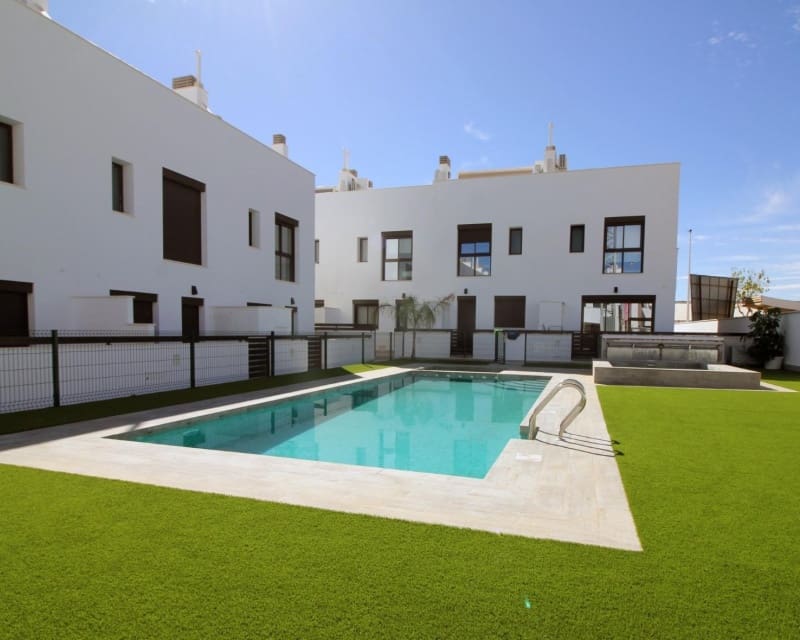 Chalet de 4 habitaciones en Pilar de la Horadada en venta con piscina garaje - 394.900 € (Ref: 10167068)