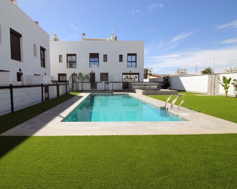 Chalet de 4 habitaciones en Pilar de la Horadada en venta con piscina garaje - 394.900 € (Ref: 10167068)