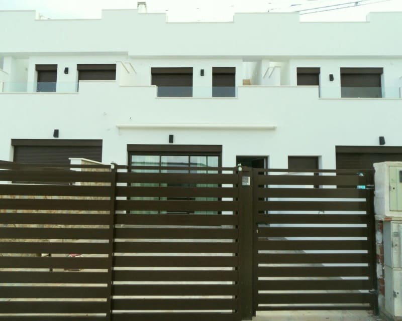 Chalet de 4 habitaciones en Pilar de la Horadada en venta con piscina garaje - 394.900 € (Ref: 10167068)