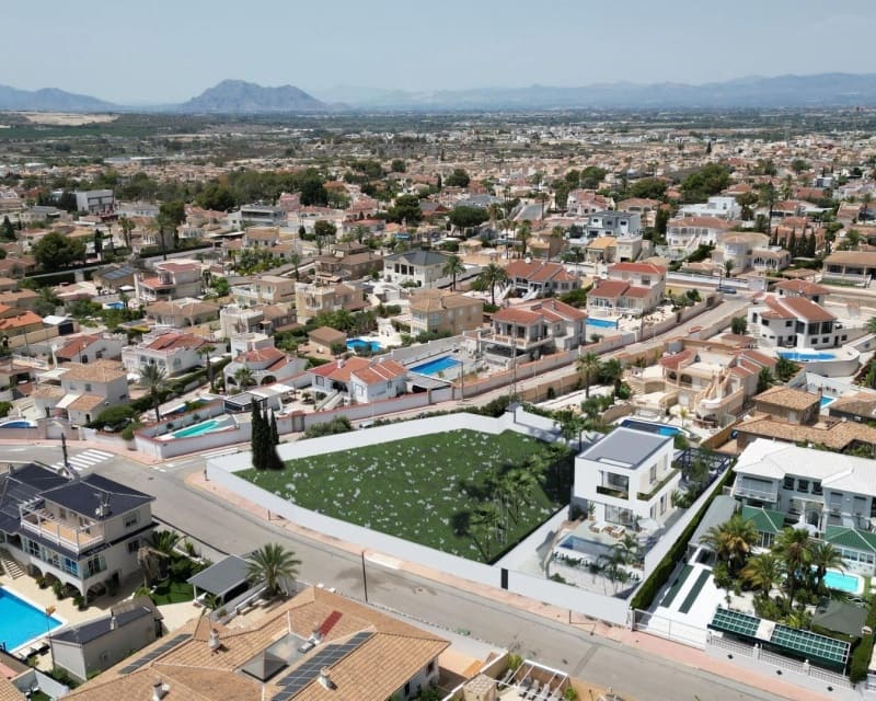 3 soveværelse Villa til salg i Ciudad Quesada med swimmingpool - € 1.050.000 (Ref: 9297102)