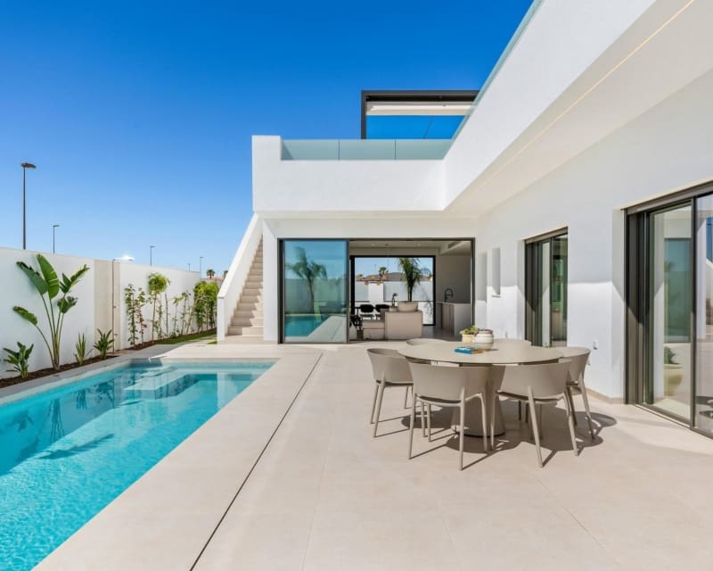 Chalet de 3 habitaciones en Los Alcázares en venta con piscina - 689.900 € (Ref: 9496987)