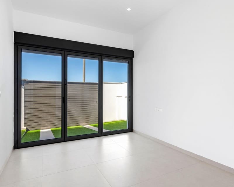 Chalet de 3 habitaciones en Los Alcázares en venta con piscina - 689.900 € (Ref: 9496987)