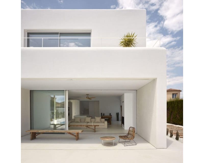 Chalet de 3 habitaciones en Estepona en venta con piscina - 960.000 € (Ref: 9640954)