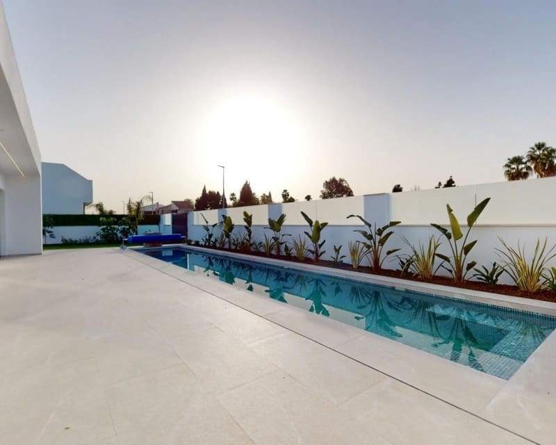 3 soveværelse Villa til salg i Los Alcazares med swimmingpool - € 739.900 (Ref: 9895549)