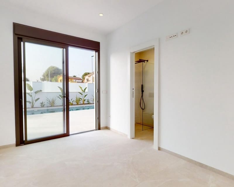 3 soveværelse Villa til salg i Los Alcazares med swimmingpool - € 739.900 (Ref: 9895549)
