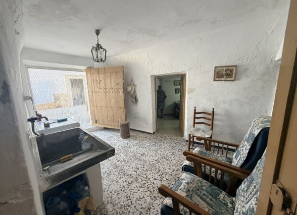 6 slaapkamer Grotwoning te koop in Benamaurel met garage - € 86.000 (Ref: 10024688)