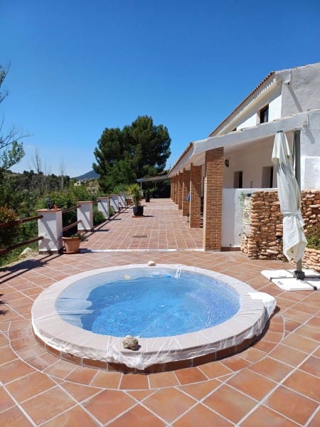 Chalet de 5 habitaciones en Huéscar en venta con piscina garaje - 275.000 € (Ref: 10054485)