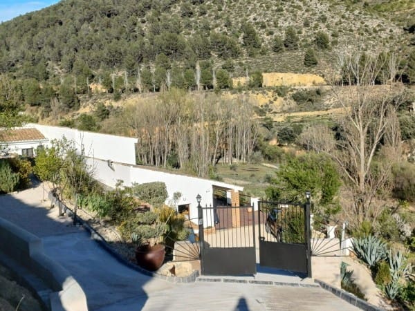 Chalet de 5 habitaciones en Huéscar en venta con piscina garaje - 275.000 € (Ref: 10054485)