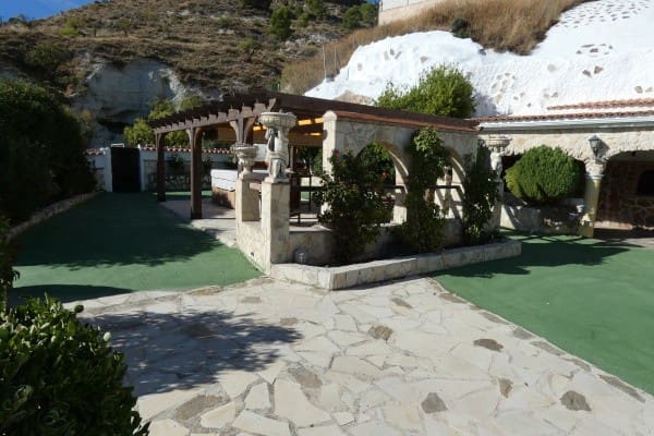 7 bedroom Cave House for sale in Baza with garage - € 189,950 (Ref: 10101058)
